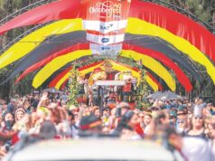 Oktoberfest | Desfile noturno celebra 40 anos da festa