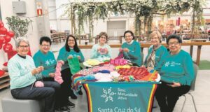 Maturidade ativa | Idosos promovem tricotaço solidário em Santa Cruz