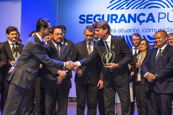 Henrique Hermany representou o prefeito Telmo Kirst e recebeu em mãos o troféu de melhor projeto de segurança