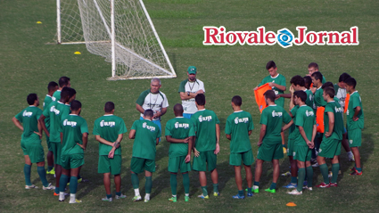 Novo técnico treinou finalizações e realizou mini-coletivo depois da primeira conversa com o elenco