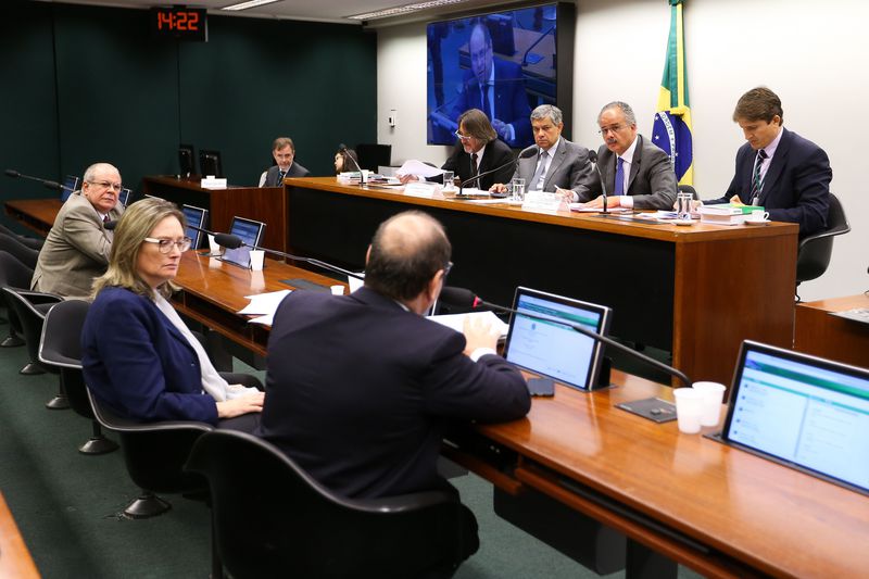 Mesmo sem apoio popular, PEC foi aprovada pelos deputados