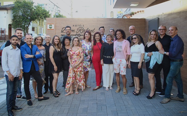 Colunistas de todo o estado em frente ao Hotel Dom Rafael Premium em Santa Maria 