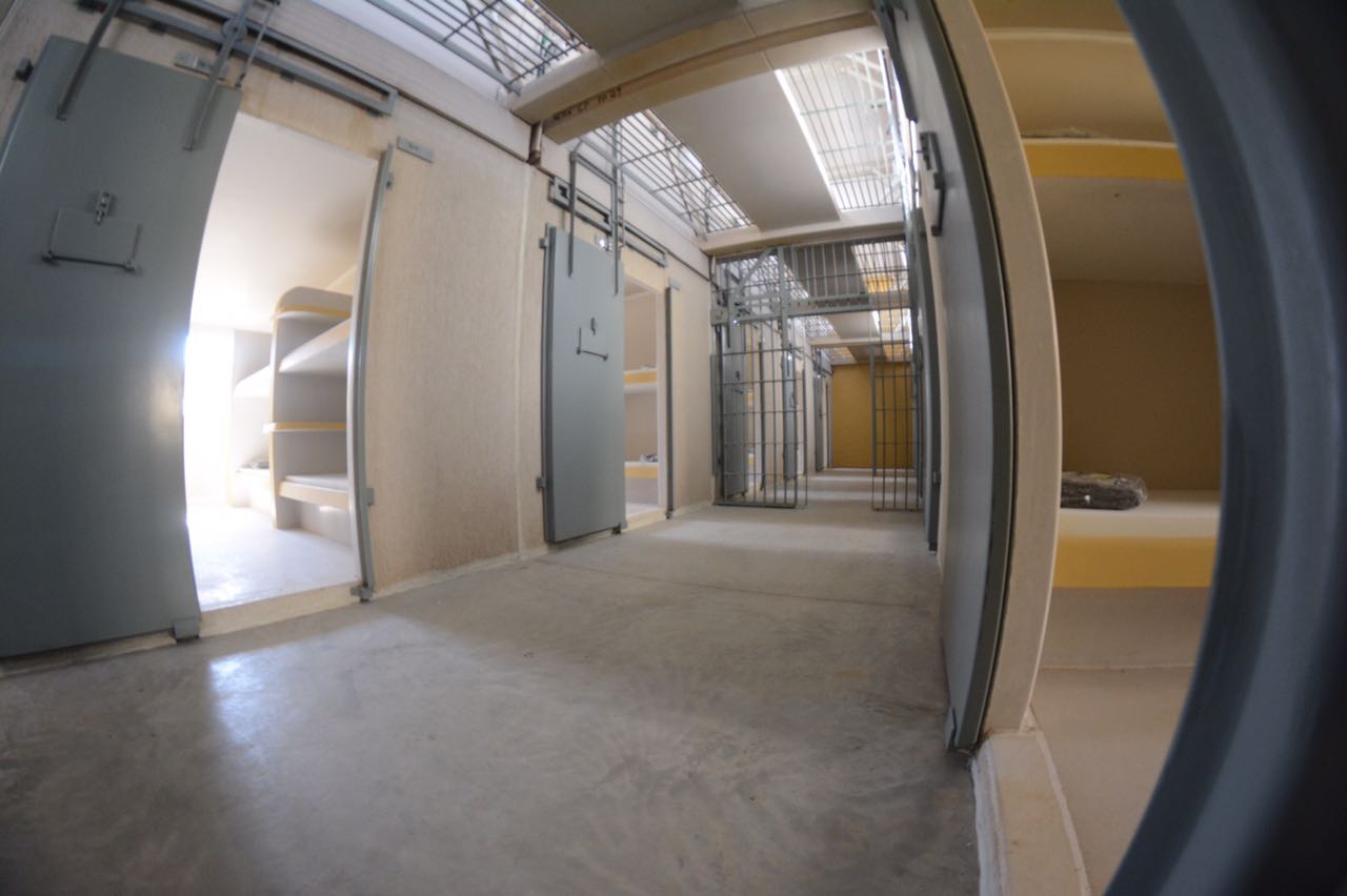 Os presos são controlados por meio de galeria situada no segundo pavimento