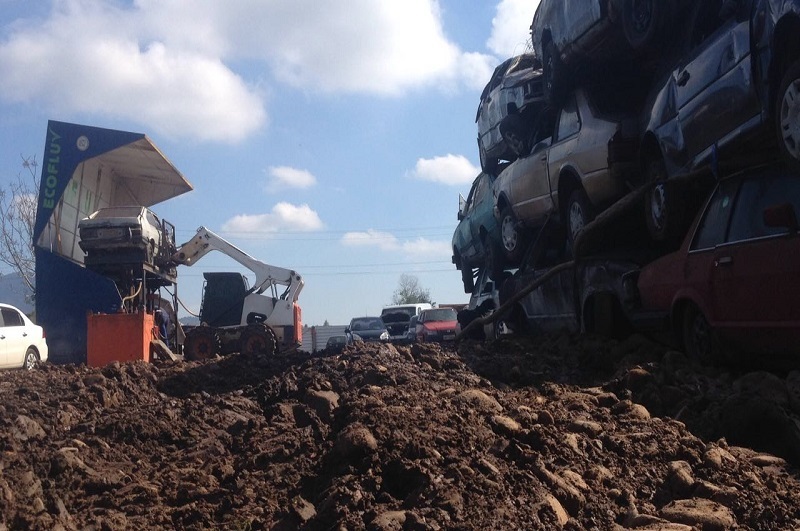 As sucatas passam por descontaminação, depois são compactados e triturados para fundição
