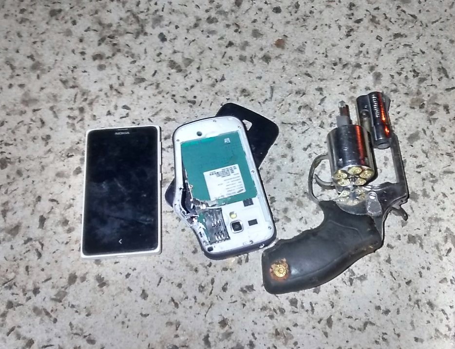Arma apreendida ainda estava com os cartuchos deflagrados para atirar nos policiais