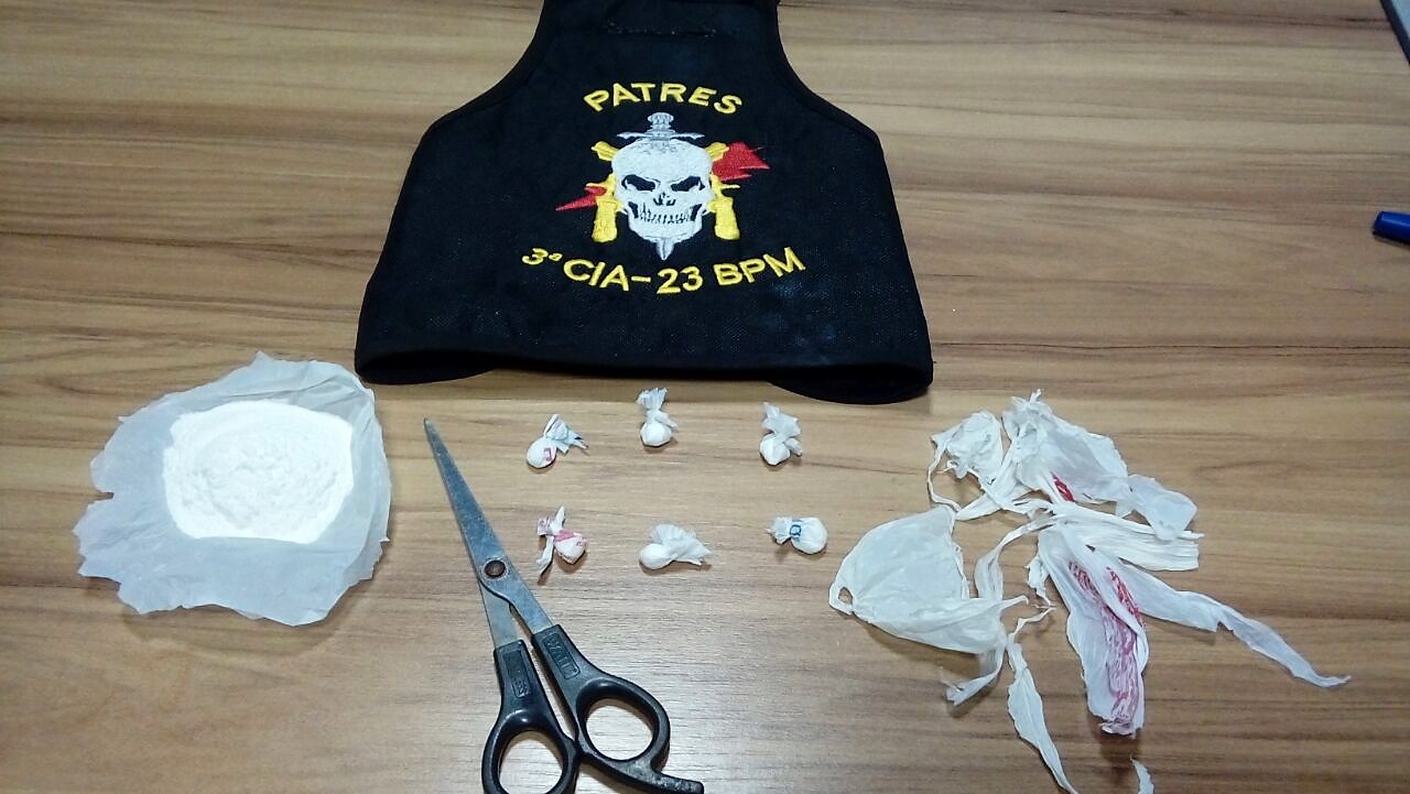 Cocaína e parafernalha utilizada para o comércio foram apreendidas pelos brigadianos