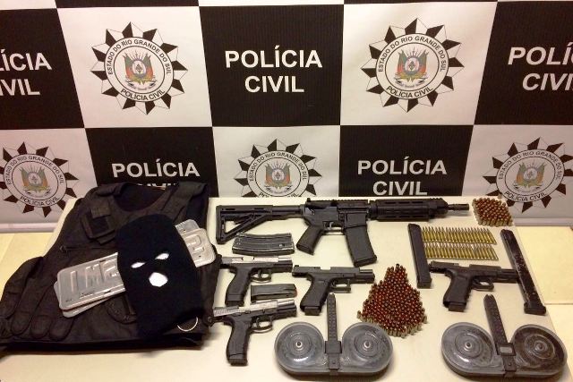 Armamento apreendido com quadrilha que usava veículo roubado em Santa Cruz