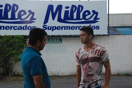 Técnico Betinho conversou com o atacante Ronaldo após o treino. Exame confirmou que o atleta deve ficar fora dos gramados por pelo menos duas semanas