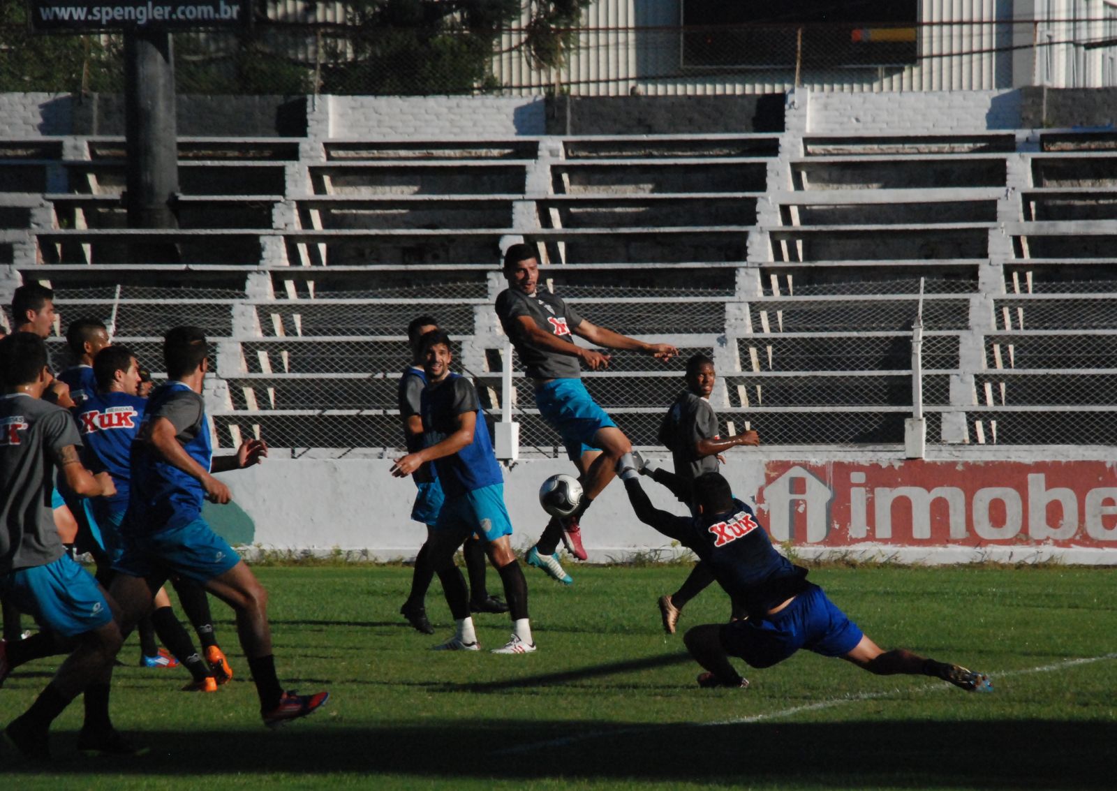 Jogadores treinaram bolas paradas como faltas e escanteios
