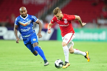 Eduardo Sasha marcou o gol colorado no primeiro tempo