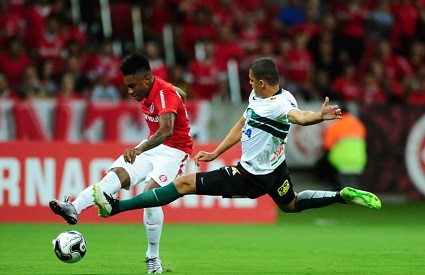 Vitinho tentou chutes de fora da área, mas Inter não conseguiu abrir o placar no Beira-Rio