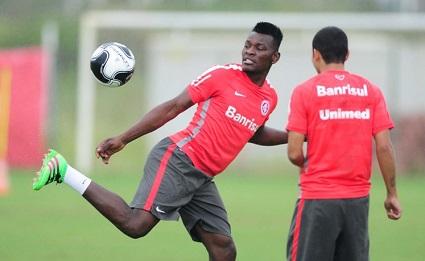 Jogadores treinaram no palco da estreia nesta quarta-feira