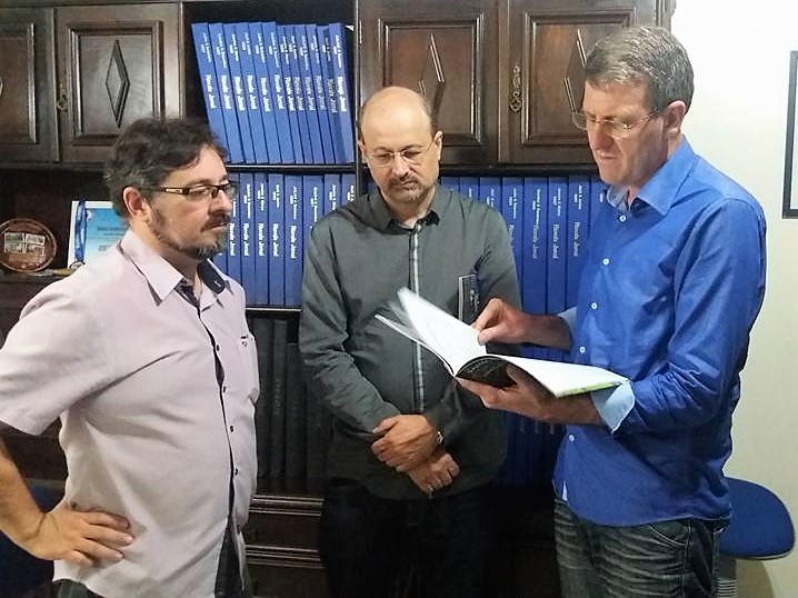Diretor do Riovale Jornal, AndrŽ Dreher (E), recebeu visita de Faller (C) e do deputado Gilmar Sossella na tarde de sexta