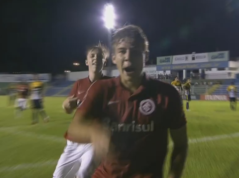 O garoto Charles (à frente) marcou o primeiro gol da vitória colorada