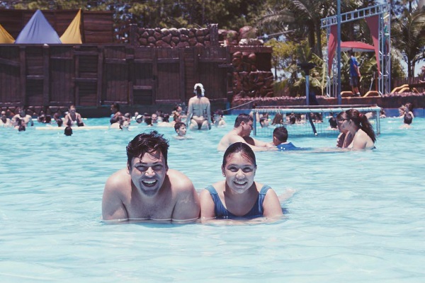 Bernardo e Isadora Guedes se divertem no AcquaLokos