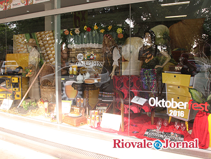 Vitrine da Afubra, na esquina das ruas Carlos Trein Filho e Julio de Castilhos
