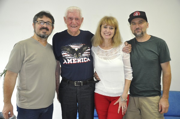 Em visita ao Riovale Jornal a americana contou as diferenças entre um país e outro. Na foto André Felipe Dreher, Germano F. Kelber, Angela Kelber e o marido Rader Vopálka