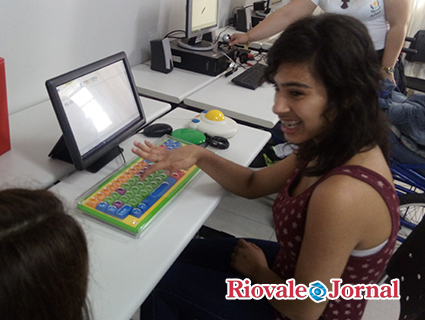 Com um computador adaptado, Chayene vai poder escrever seu livro