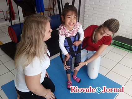 A felicidade da pequena Izadora em poder brincar fora da cadeira de rodas