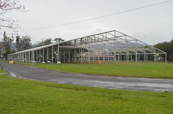 Nessa terça-feira a Arena de Shows recebeu a lona de cobertura