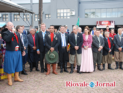 Padre Rubem Dotto abençoou a imagem e os presentes