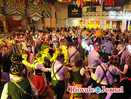 Baile no Pavilhão Central, Pórtico e Lonões animam o publico que gosta de dançar