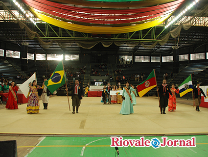 Bandeiras oficiais entraram pelas mãos de prendas e peões do RS