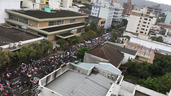 Aproximadamente 12 mil pessoas saíram do Parque da Oktoberfest e seguiram em direção ao Sinditabaco, Banco do Brasil e INSS