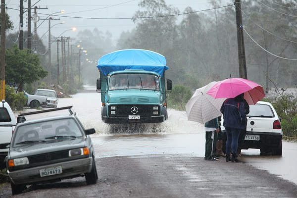 A rua principal de acesso à Praia dos Folgados está submersa e interditada