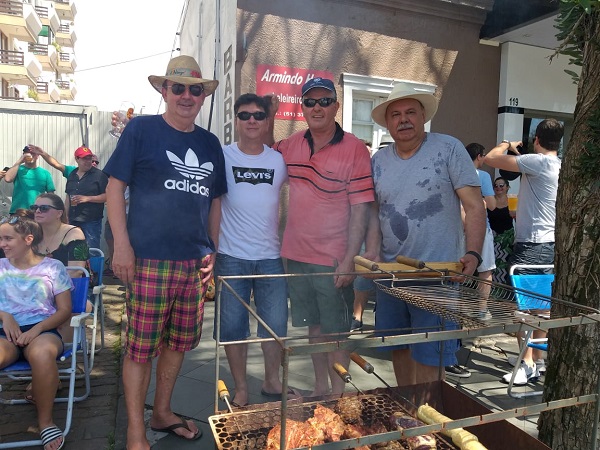 Há 20 anos o representante comercial Luiz Carlos Dettenborn faz churrasco com seus amigos para assistir ao desfile 