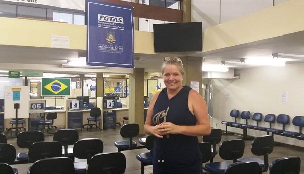 A coordenadora do FGTAS/Sine Santa Cruz orienta as empresas santa-cruzenses a se cadastrar junto à agência