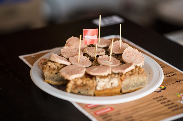 Cuca com linguiça vegana é a pedida para quem não come carne