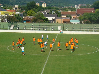 Atletas realizaram exercício recreativo antes da movimentação com bola