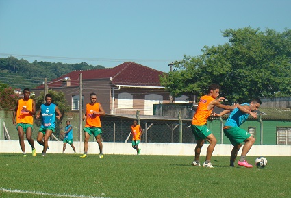 Jogadores fizeram o primeiro jogo treino entre reservas e titulares na tarde desta quinta