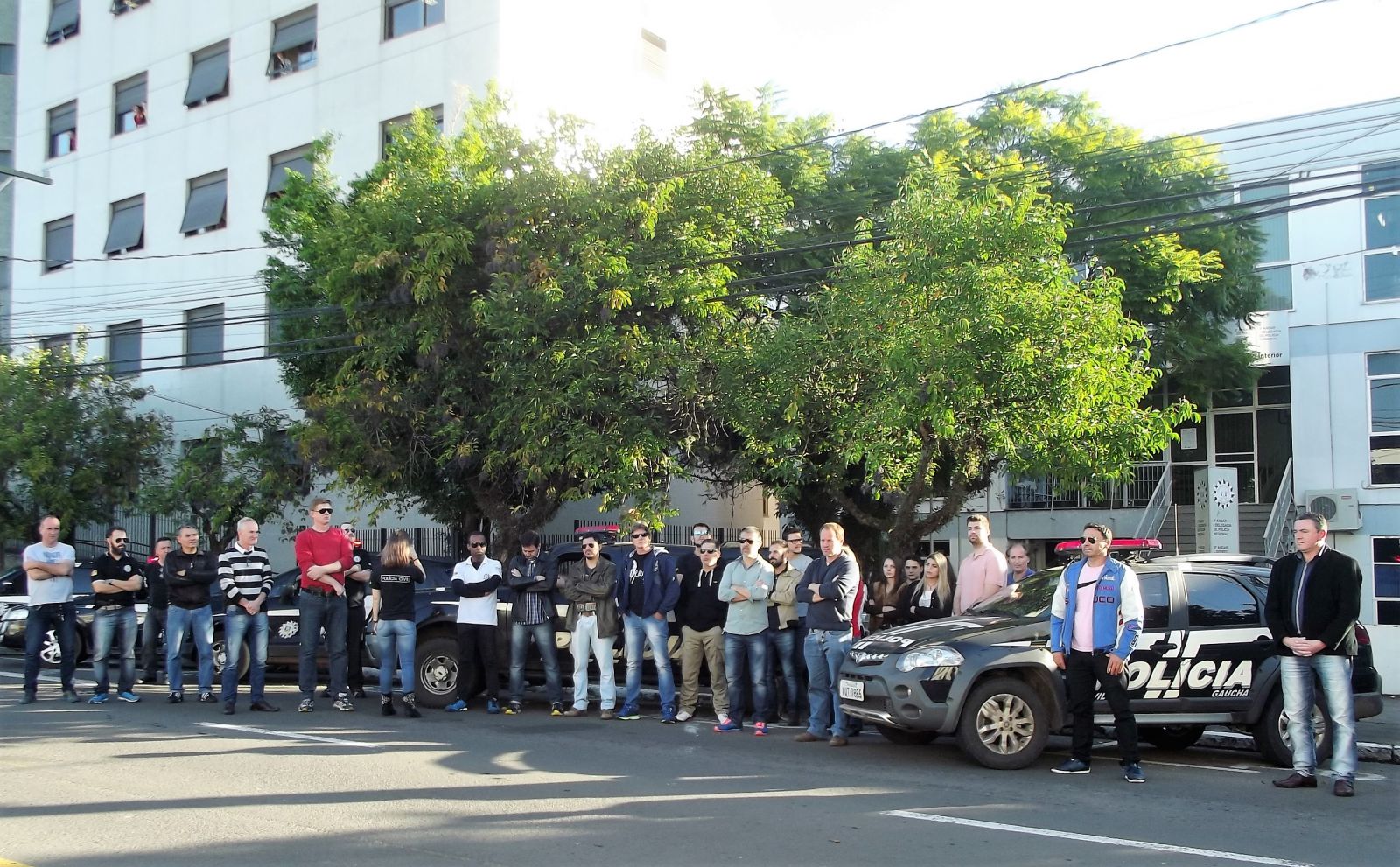 Manifestação fechou por um minuto a Rua Ernesto Alves, em Santa Cruz do Sul
