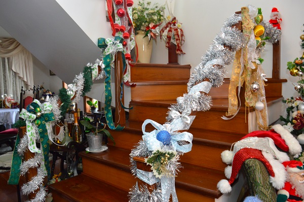 A escada fica toda decorada com enfeites natalinos