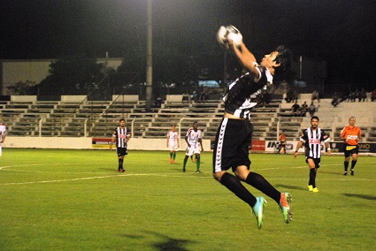 Mesmo com muitas chances de gol, o Santa Cruz, do atacante Fábio Buda, foi superado pelo Riograndense em casa
