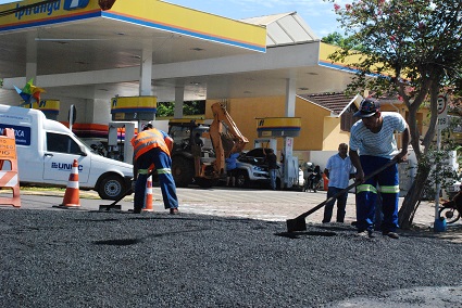 Nas proximidades do cruzamento estão posto de gasolina, restaurante, clube social e academia, além do Estadio dos Plátanos