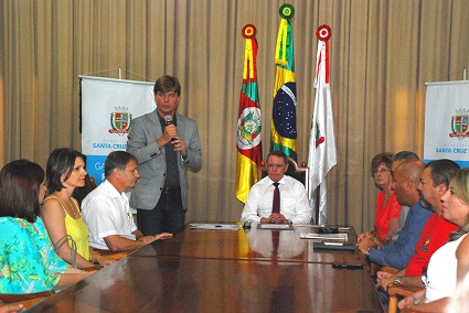 Com a presença de lideranças dos bairros, funcionários do Ana Nery e secretários municipais, prefeito Telmo assinou documento de revitalização do Hospitalzinho