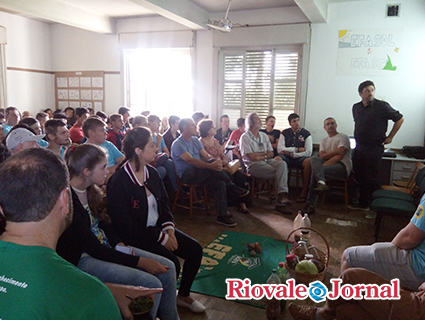 Efasc debateu o uso dos agrotóxicos com mais de 100 estudantes