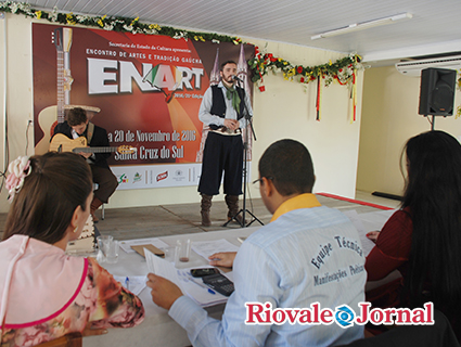 Carlos Eduardo, que há 10 anos dança no Enart, fez sua estreia na modalidade declamação