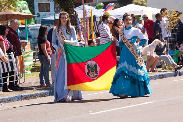 O desfile contou com a participação de aproximadamente 4mil pessoas e um público de mais de 5mil assistiu as comemorações