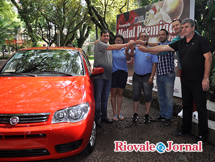 O ganhador do carro, Rogério Alves, junto com os proprietários da Cinemania Pastel, Administração do Max Shopping e representantes da CDL Santa Cruz