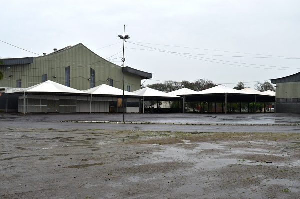 A chuva não atrapalhou a organização das estruturas do parque