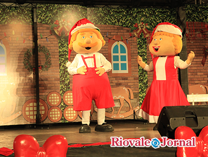 Bonecos Fritz e Frida trocaram suas roupas típicas e integraram o espetáculo de abertura