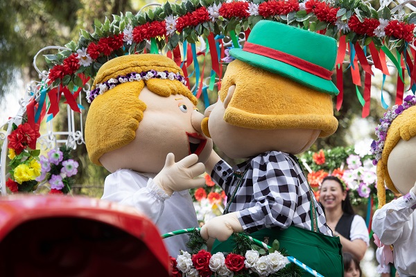O tradicional beijo do casal Fritz e Frida não faltou no desfile