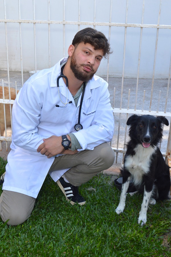 O MŽdico Veterin‡rio Gabriel Lannes Duering tem aperfeioamento em Emergncia Veterin‡ria