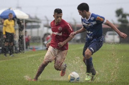 Inter jogou na casa do adversário, com campo molhado 