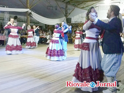 Para sua temática o CTG Lanceiros de Santa Cruz traz as sociedades de tiro, muito presentes na tradição alemã
