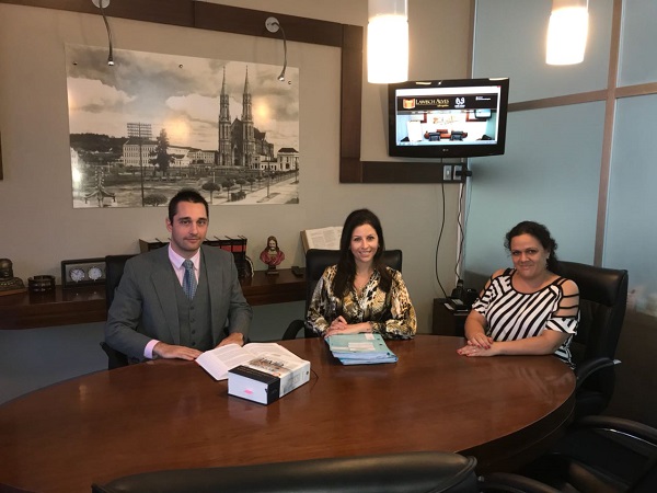 Equipe do Escritório Lawisch Alves Advogados, responsável por conseguir a liminar que obrigou a Unimed a fornecer o tratamento: Roberto Heitor Schmitt, Janine Bertuol Schmitt e Juliana Wincke